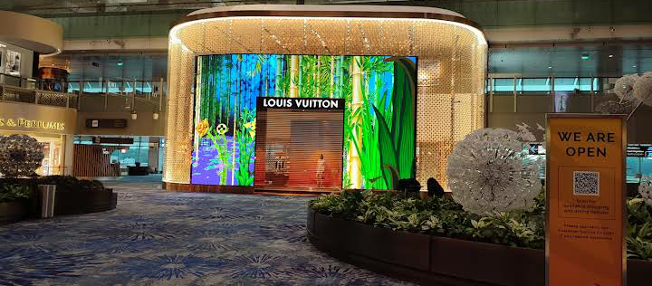 Louis Vuitton Mở Cửa Hàng Sân Bay Số 1 Ở Đông Nam Á Tại Nhà Ga Số 3 Sân Bay  Changi Của Singapore Hình ảnh Sẵn có  Tải xuống Hình ảnh